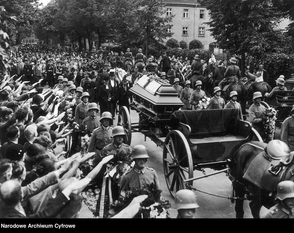 Adolf Hitler at the funeral of admiral Ludwig von Schröder in Berlin